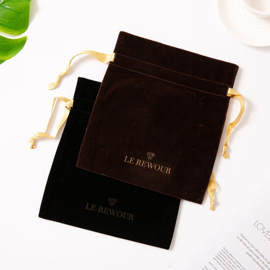  Custom velvet jewelry drawstring pouch with logo