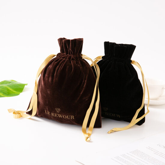  Custom velvet jewelry drawstring pouch with logo