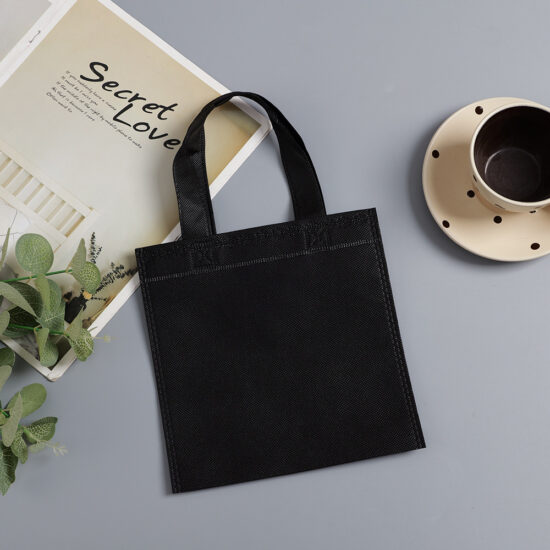 Plain non-woven reusable tote bag with handle for gift and candy packaging