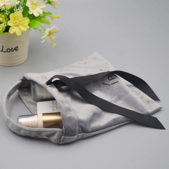  Custom velvet drawstring pouch for jewelry and cosmetic packaging