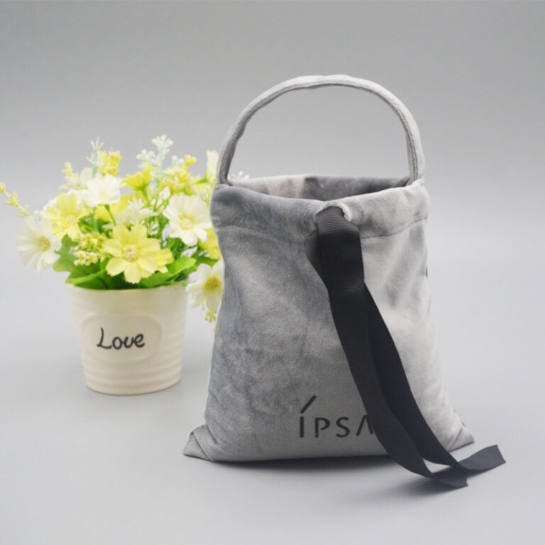 Custom velvet drawstring pouch for jewelry and cosmetic packaging