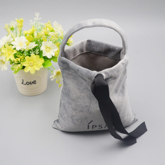  Custom velvet drawstring pouch for jewelry and cosmetic packaging