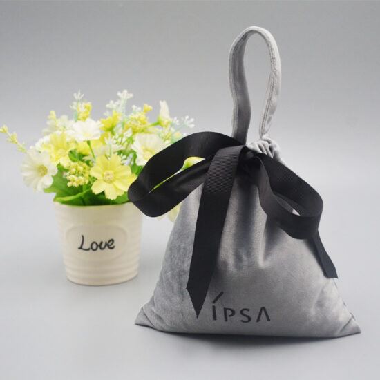  Custom velvet drawstring pouch for jewelry and cosmetic packaging